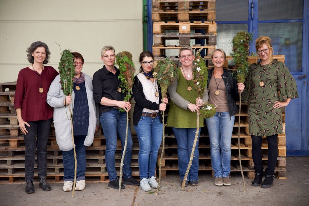 Workshop Rückblick Winterdeko aus Naturmaterialien von Kreativ-Natürlich-Ideenreich: Dekostab Gartenstab Mooskranz Winterbäume Winterbaum mit tollen Materialien Ideen Inspirationen Kreativsein winterliche Deko und mehr gestalten Workshop Rückblick Winterdeko aus Naturmaterialien von Kreativ-Natürlich-Ideenreich: Dekostab Gartenstab Mooskranz Winterbäume Winterbaum mit tollen Materialien Ideen Inspirationen Kreativsein winterliche Deko und mehr gestalten