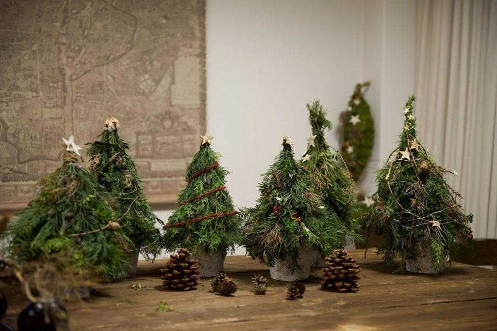 Workshop Rückblick Winterdeko aus Naturmaterialien von Kreativ-Natürlich-Ideenreich: Dekostab Gartenstab Mooskranz Winterbäume Winterbaum mit tollen Materialien Ideen Inspirationen Kreativsein winterliche Deko und mehr gestalten