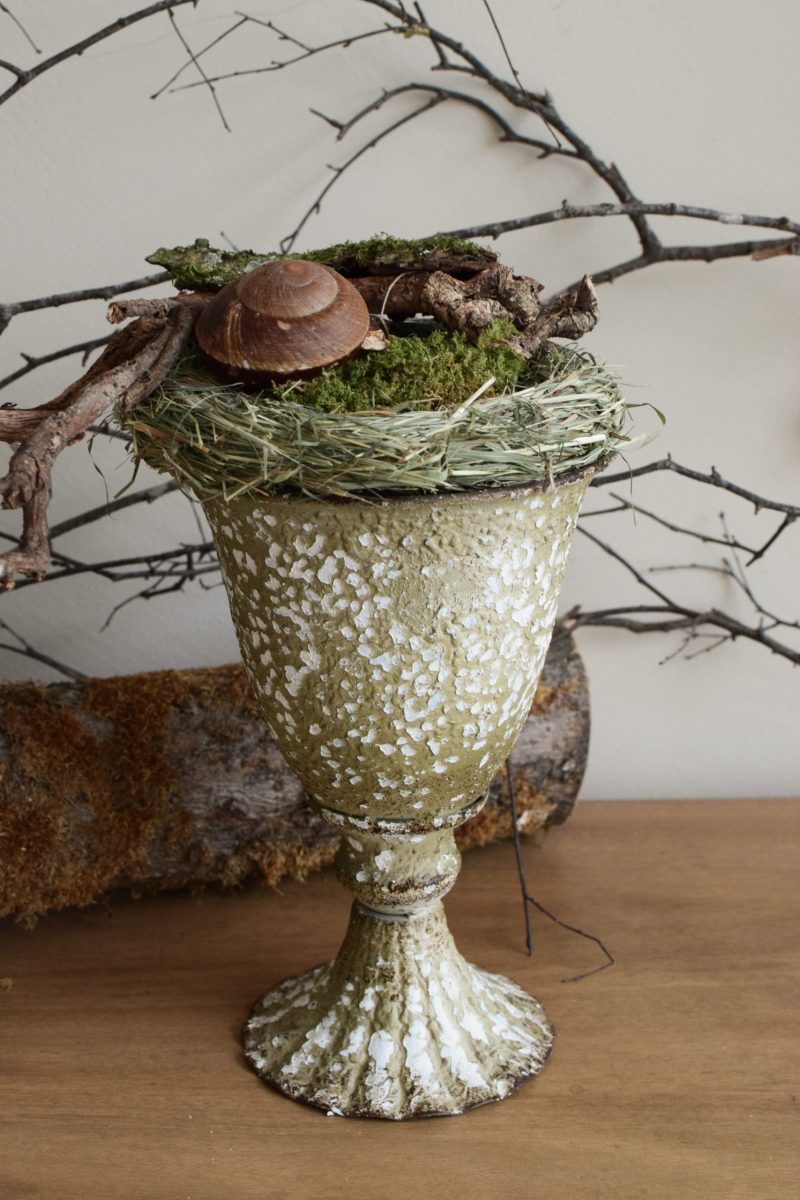 Die Mrs Greenery Amphore im Antik-Look lässt sich zu jeder Jahreszeit toll dekorieren. Lass deiner Kreativität freien Lauf und hol dir mit dieser besonderen Amphore Individualität in dein Zuhause.