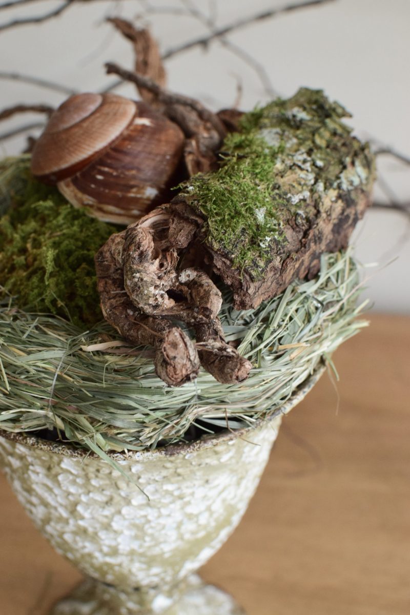 Die Mrs Greenery Amphore im Antik-Look lässt sich zu jeder Jahreszeit toll dekorieren. Lass deiner Kreativität freien Lauf und hol dir mit dieser besonderen Amphore Individualität in dein Zuhause.
