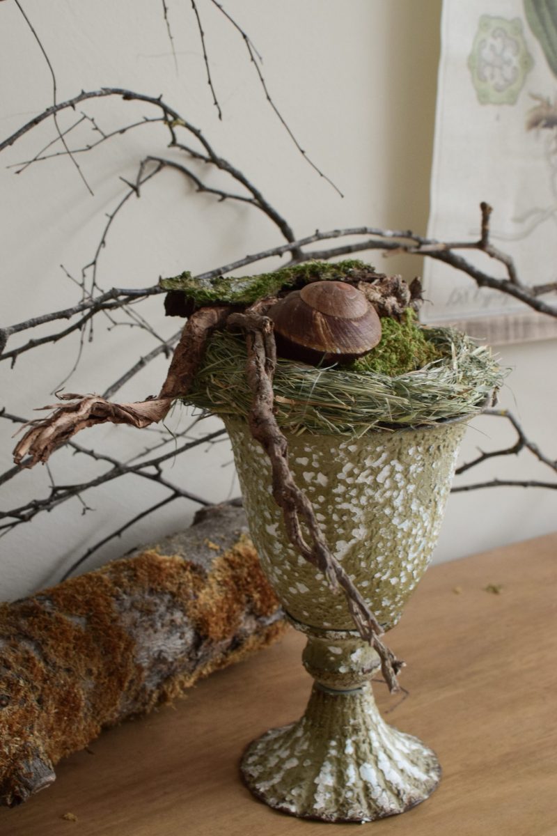 Die Mrs Greenery Amphore im Antik-Look lässt sich zu jeder Jahreszeit toll dekorieren. Lass deiner Kreativität freien Lauf und hol dir mit dieser besonderen Amphore Individualität in dein Zuhause.