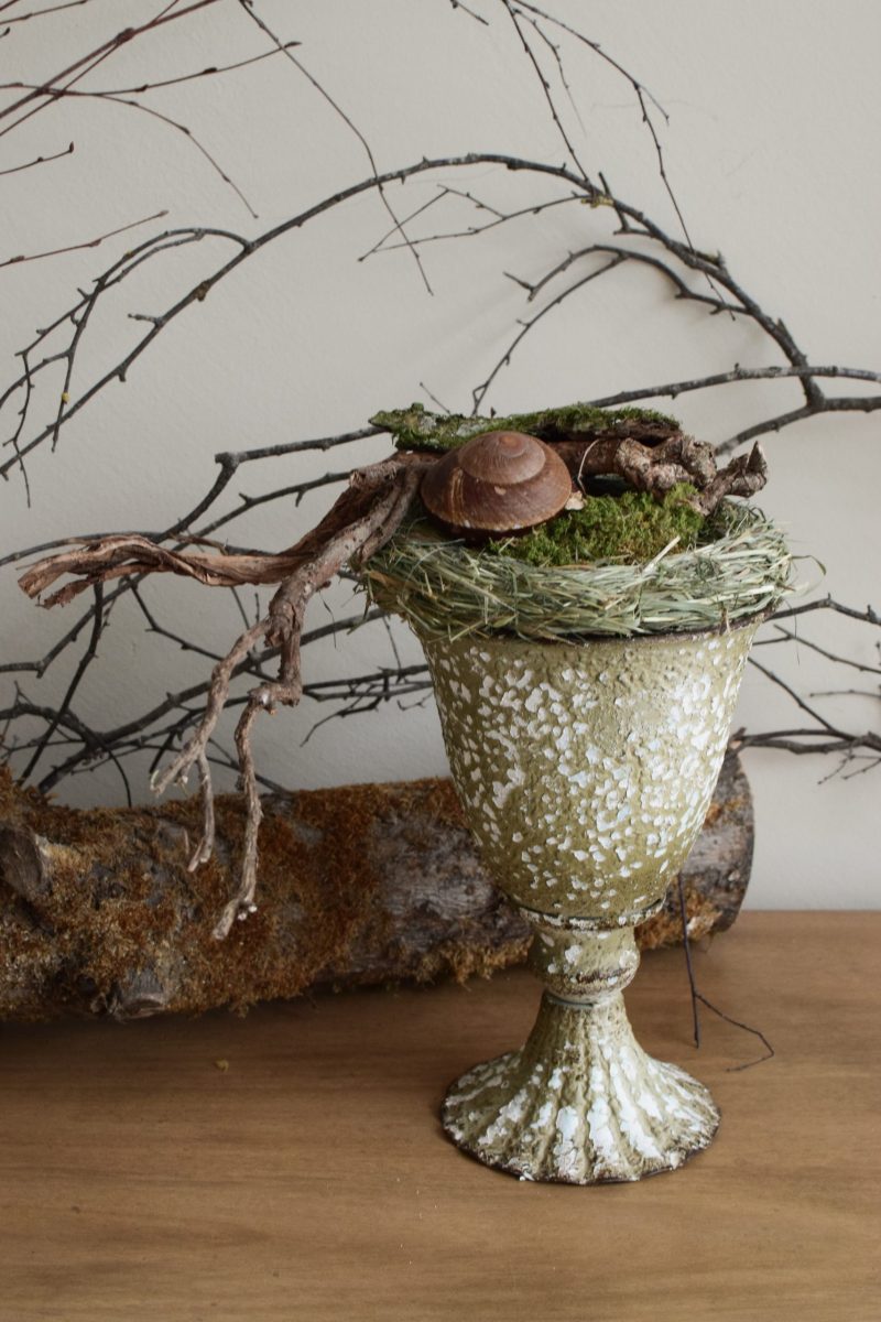 Die Mrs Greenery Amphore im Antik-Look lässt sich zu jeder Jahreszeit toll dekorieren. Lass deiner Kreativität freien Lauf und hol dir mit dieser besonderen Amphore Individualität in dein Zuhause.