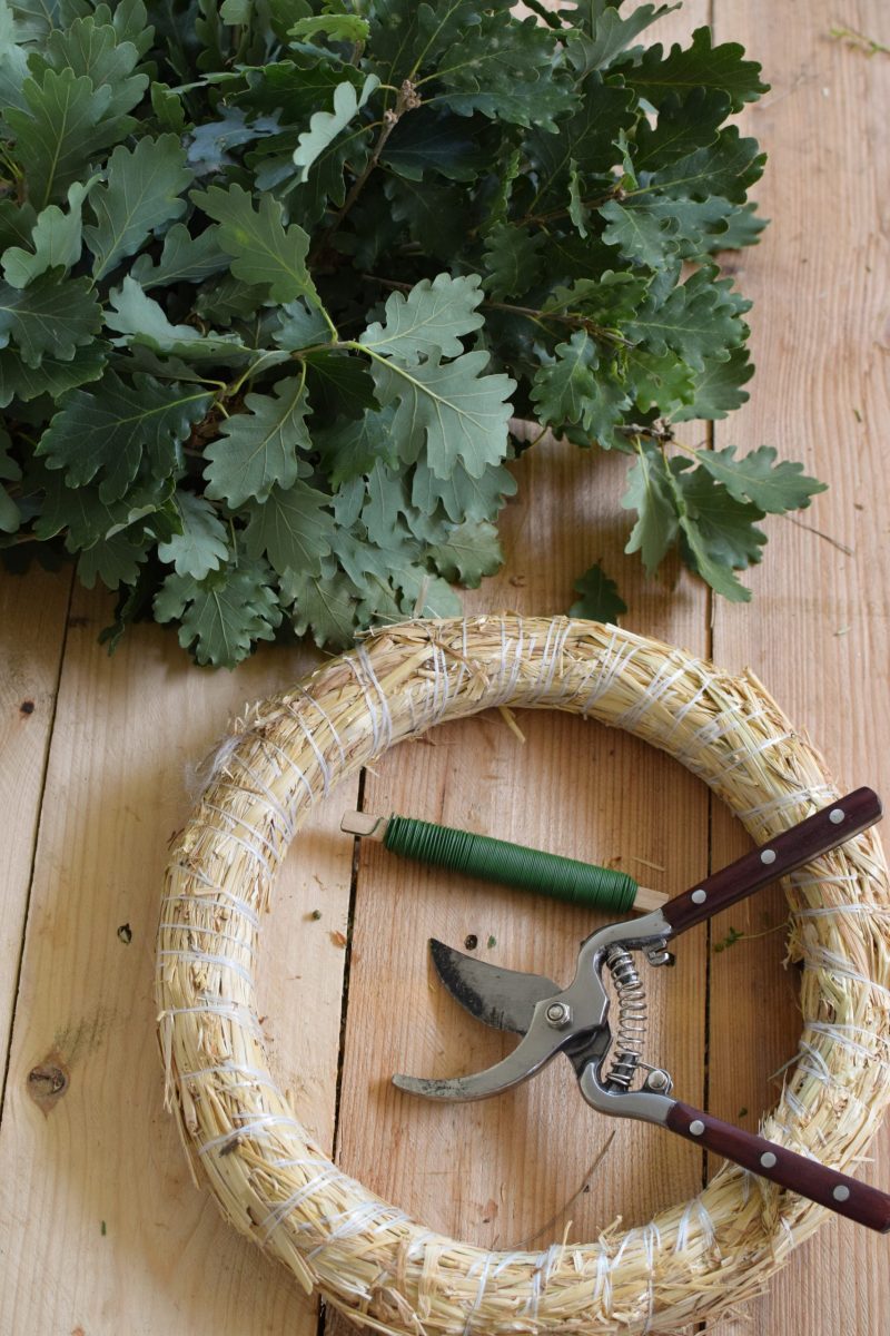 Eichblatt Kranz selber binden. So geht es. Anleitung für eine tolle Naturdekoidee. Kranzbinden Kranz Kränze aus Naturmaterialien DIY