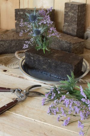 Bio Steckschaum Steckziegel. Die Alternative! Plastikfrei Blumen stecken. Für Blumengestecke aus 100% natürlichen Materialien. Für Nass- und Trockengestecke. Natürliche Steckmasse Sideau vom Mrs Greenery Shop