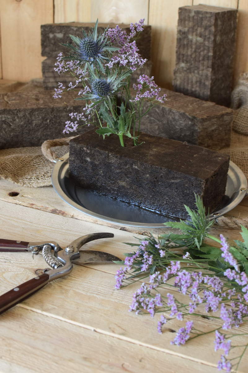 Bio Steckschaum Steckziegel. Die Alternative! Plastikfrei Blumen stecken. Für Blumengestecke aus 100% natürlichen Materialien. Für Nass- und Trockengestecke. Natürliche Steckmasse Sideau vom Mrs Greenery Shop