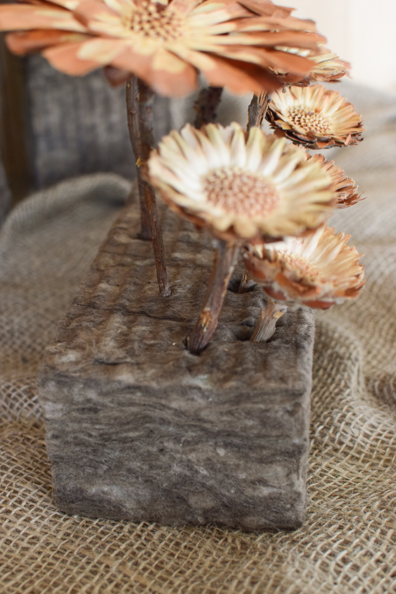 Bio Steckschaum Steckziegel. Die Alternative! Plastikfrei Blumen stecken. Für Blumengestecke aus 100% natürlichen Materialien. Für Nass- und Trockengestecke. Natürliche Steckmasse Sideau vom Mrs Greenery Shop