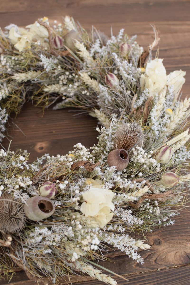 Kranz binden mit Trockenblumen für Sommer und Herbst: Kränze selber machen aus Weizen, Euphorbia, Thymian, Nigella, Bougainvilla, Karde, Eukalyptus Früchte. Trockenblumenkranz, Kränze selbermachen Anleitung