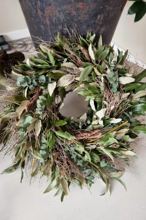 Mit dem Kreativ Set Greenery Love Kranz kannst du aus Steineiche Euphorbia Eukalyptus und Hartriegel einen Kranz binden. selber machen diy mrs greenery