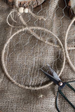 Loop Ring mit Gitter Hasendraht. Metallring mit Kordel umwickelt und Aufhänger. Kreativsein Loop Kranz kreativ gestalten