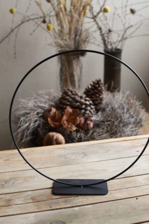 Metallring mit Fuß zum Aufstellen für Loopkränze. Perfekt für deine DIY Kränze Kranz Loop Kranzbinden selbermachen Metall schwarz