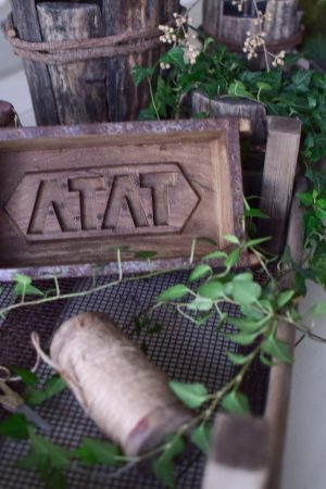 Ziegelform aus Holz mit Metallbeschlägen. Schale aus Holz. Form für Ziegel Deko Dekoidee im Mrs Greenery Shop bestellen