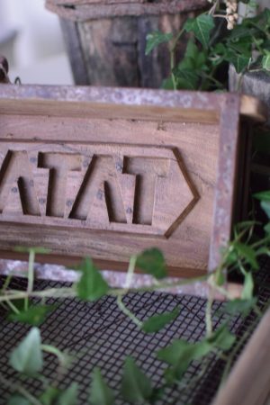 Ziegelform aus Holz mit Metallbeschlägen. Schale aus Holz. Form für Ziegel Deko Dekoidee im Mrs Greenery Shop bestellen