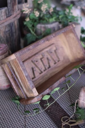 Ziegelform aus Holz mit Metallbeschlägen. Schale aus Holz. Form für Ziegel Deko Dekoidee im Mrs Greenery Shop bestellen