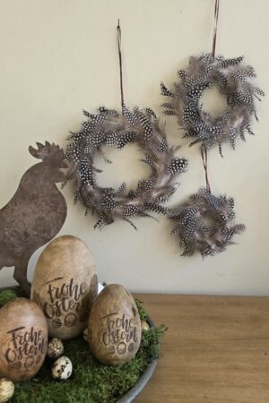 federkranz federkraenze hellbraun braun schwarz weiss osterdeko deko dekokranz federn dekoidee minikranz kränze im Mrs Greenery Shop bestellen kaufen