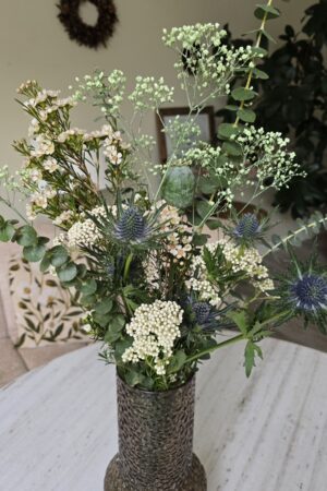 blumenstrauss der woche mohn distel blumen arrangement strauss eukalyptus bei mrs greenery bestellen kaufen