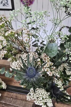 blumenstrauss der woche mohn distel blumen arrangement strauss eukalyptus bei mrs greenery bestellen kaufen