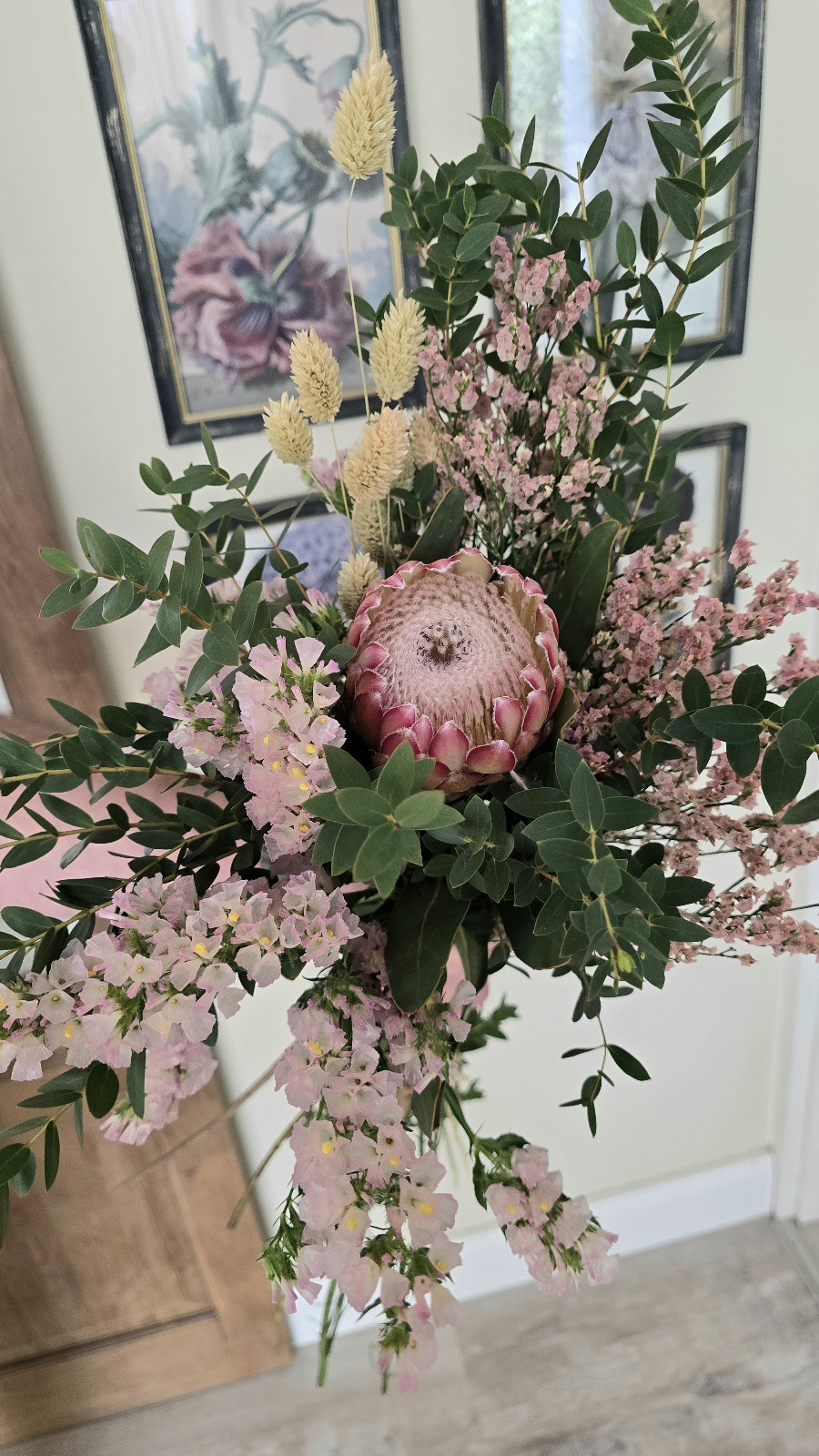 blumenstrauss der woche protea strandflieder blumen arrangement strauss eukalyptus bei mrs greenery bestellen kaufen