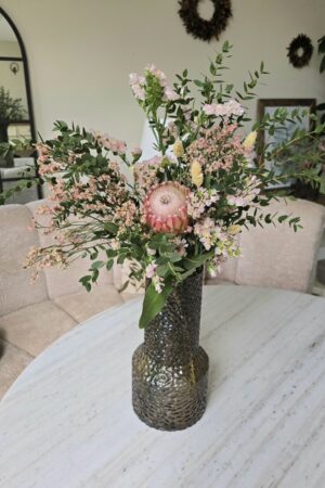 blumenstrauss der woche protea strandflieder blumen arrangement strauss eukalyptus bei mrs greenery bestellen kaufen