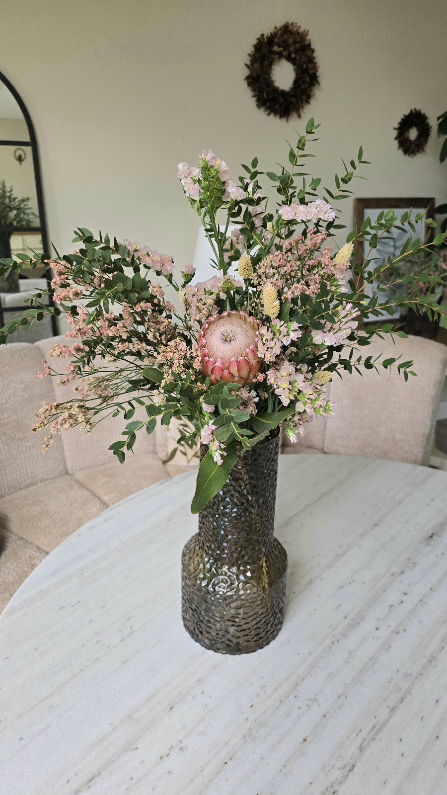 blumenstrauss der woche protea strandflieder blumen arrangement strauss eukalyptus bei mrs greenery bestellen kaufen