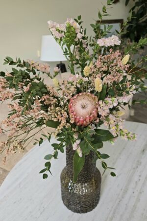 blumenstrauss der woche protea strandflieder blumen arrangement strauss eukalyptus bei mrs greenery bestellen kaufen