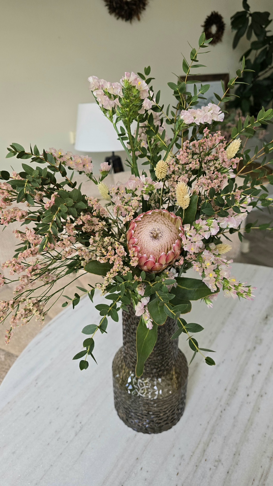 blumenstrauss der woche protea strandflieder blumen arrangement strauss eukalyptus bei mrs greenery bestellen kaufen