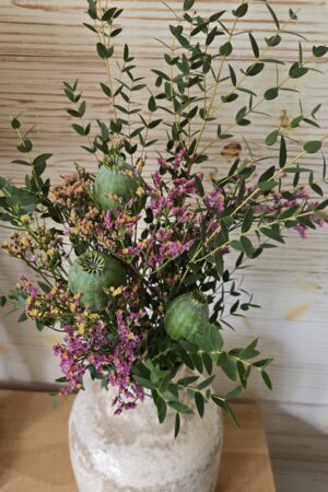 blumenstrauss der woche mohnkapseln strandflieder blumen arrangement strauss eukalyptus bei mrs greenery bestellen kaufen