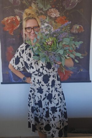blumenstrauss der woche artischocke strandflieder blumen arrangement strauss eukalyptus bei mrs greenery bestellen kaufen