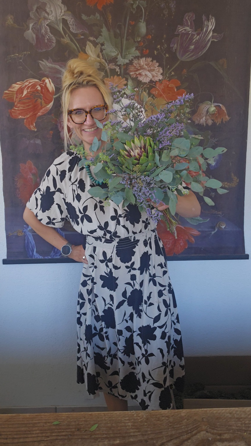 blumenstrauss der woche artischocke strandflieder blumen arrangement strauss eukalyptus bei mrs greenery bestellen kaufen