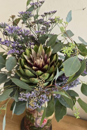 blumenstrauss der woche artischocke strandflieder blumen arrangement strauss eukalyptus bei mrs greenery bestellen kaufen