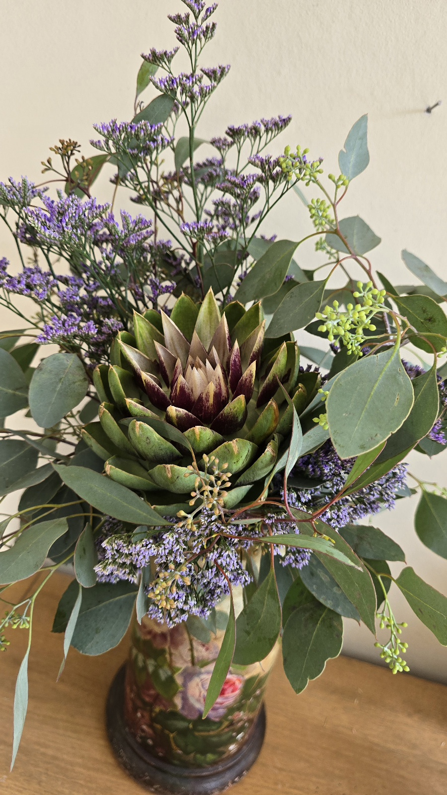 blumenstrauss der woche artischocke strandflieder blumen arrangement strauss eukalyptus bei mrs greenery bestellen kaufen