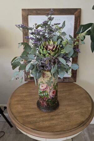 blumenstrauss der woche artischocke strandflieder blumen arrangement strauss eukalyptus bei mrs greenery bestellen kaufen
