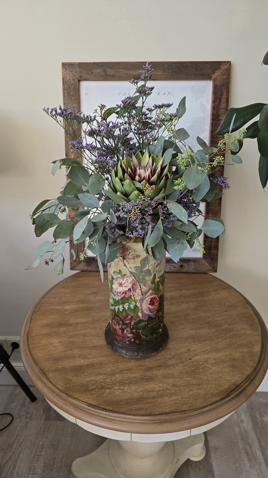 blumenstrauss der woche artischocke strandflieder blumen arrangement strauss eukalyptus bei mrs greenery bestellen kaufen