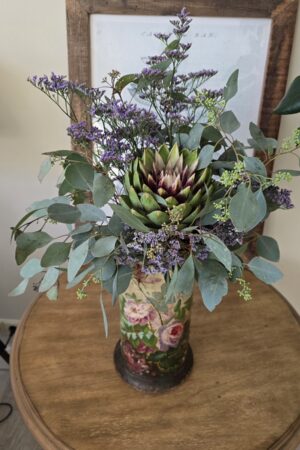 blumenstrauss der woche artischocke strandflieder blumen arrangement strauss eukalyptus bei mrs greenery bestellen kaufen
