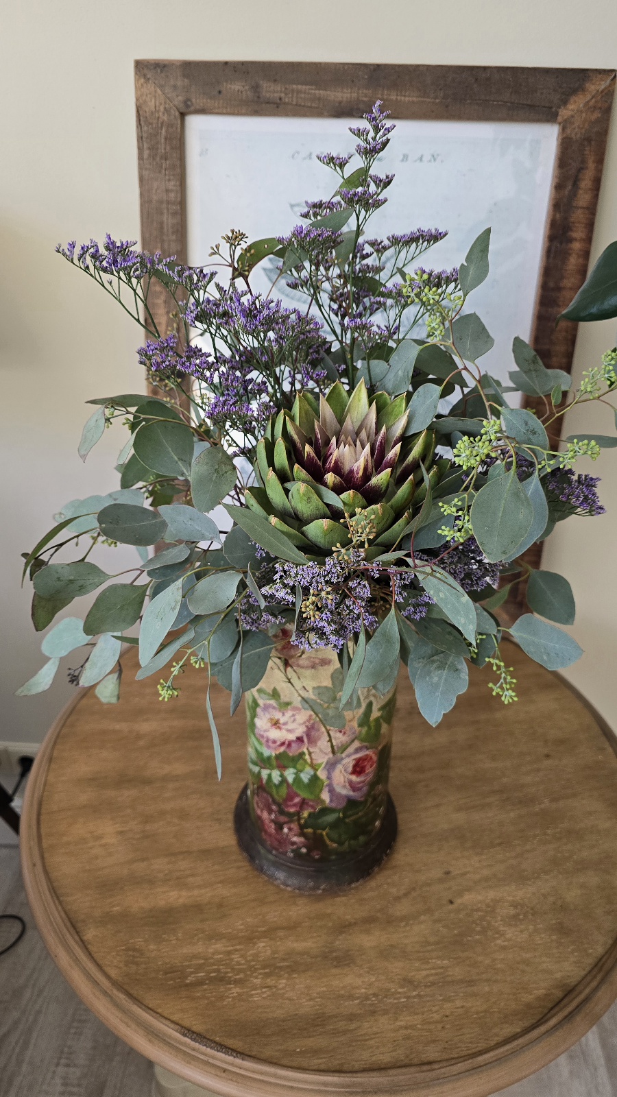 blumenstrauss der woche artischocke strandflieder blumen arrangement strauss eukalyptus bei mrs greenery bestellen kaufen